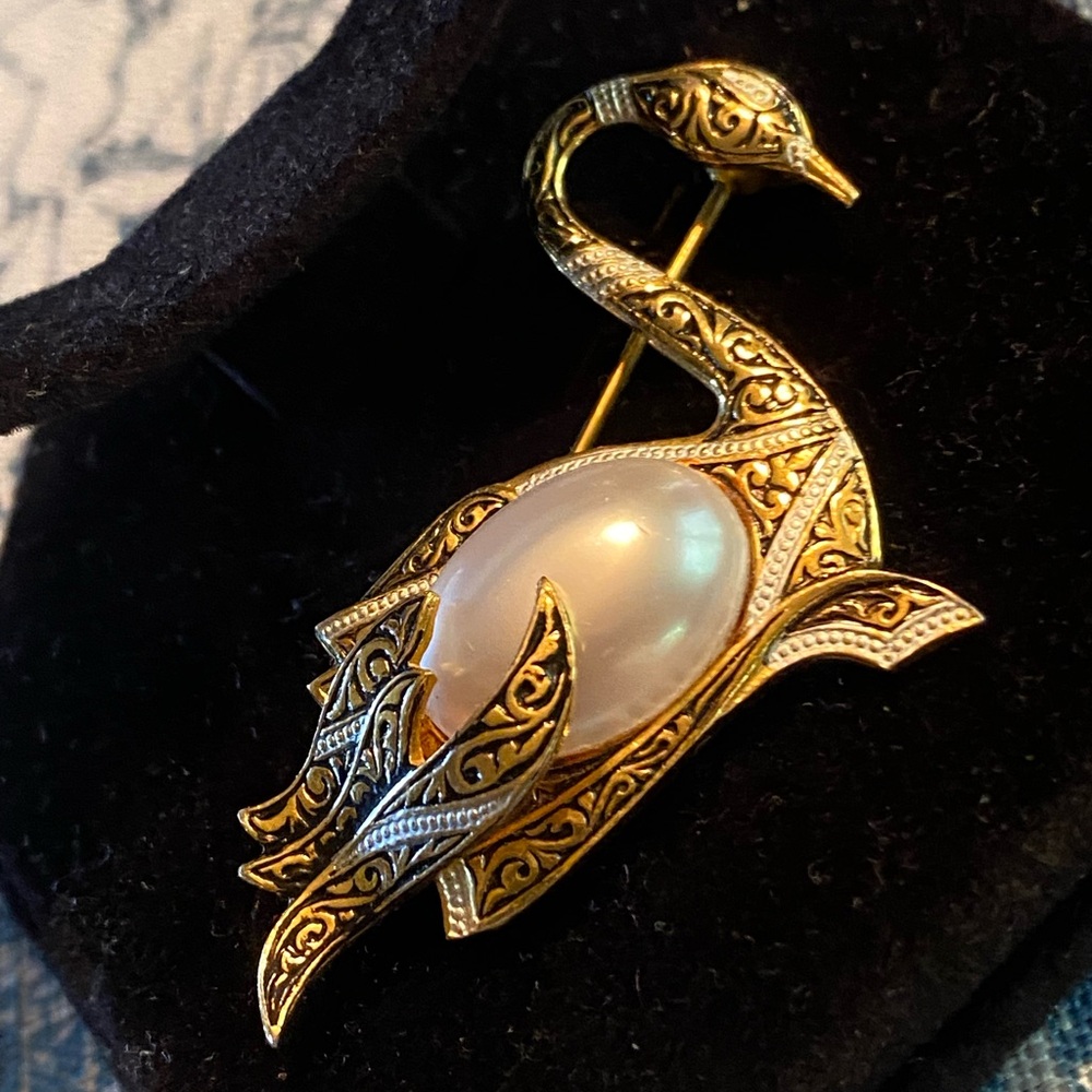 Elegant Gold and Pearl Swan Brooch